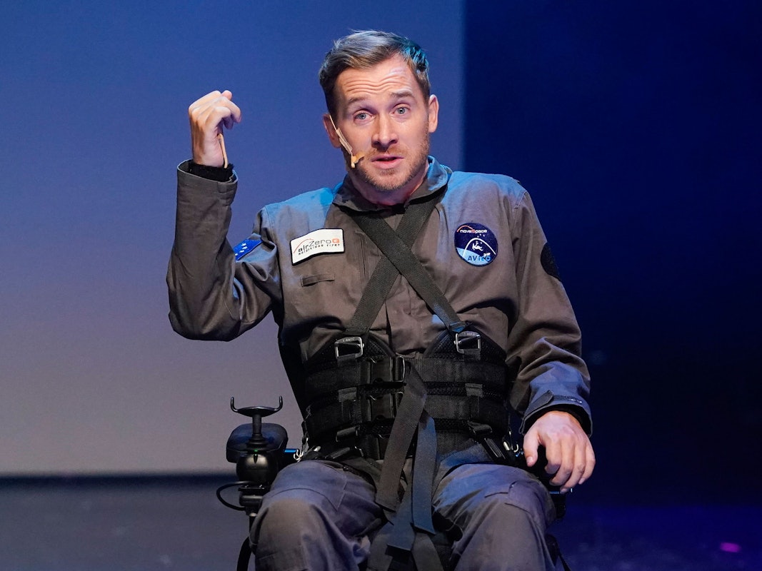 Der Schauspieler Samuel Koch ist bei seiner Show "Schwerelos" auf der Bühne.