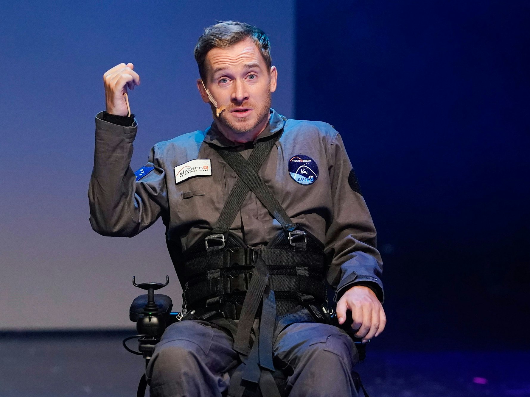 Der Schauspieler Samuel Koch ist bei seiner Show "Schwerelos" auf der Bühne.