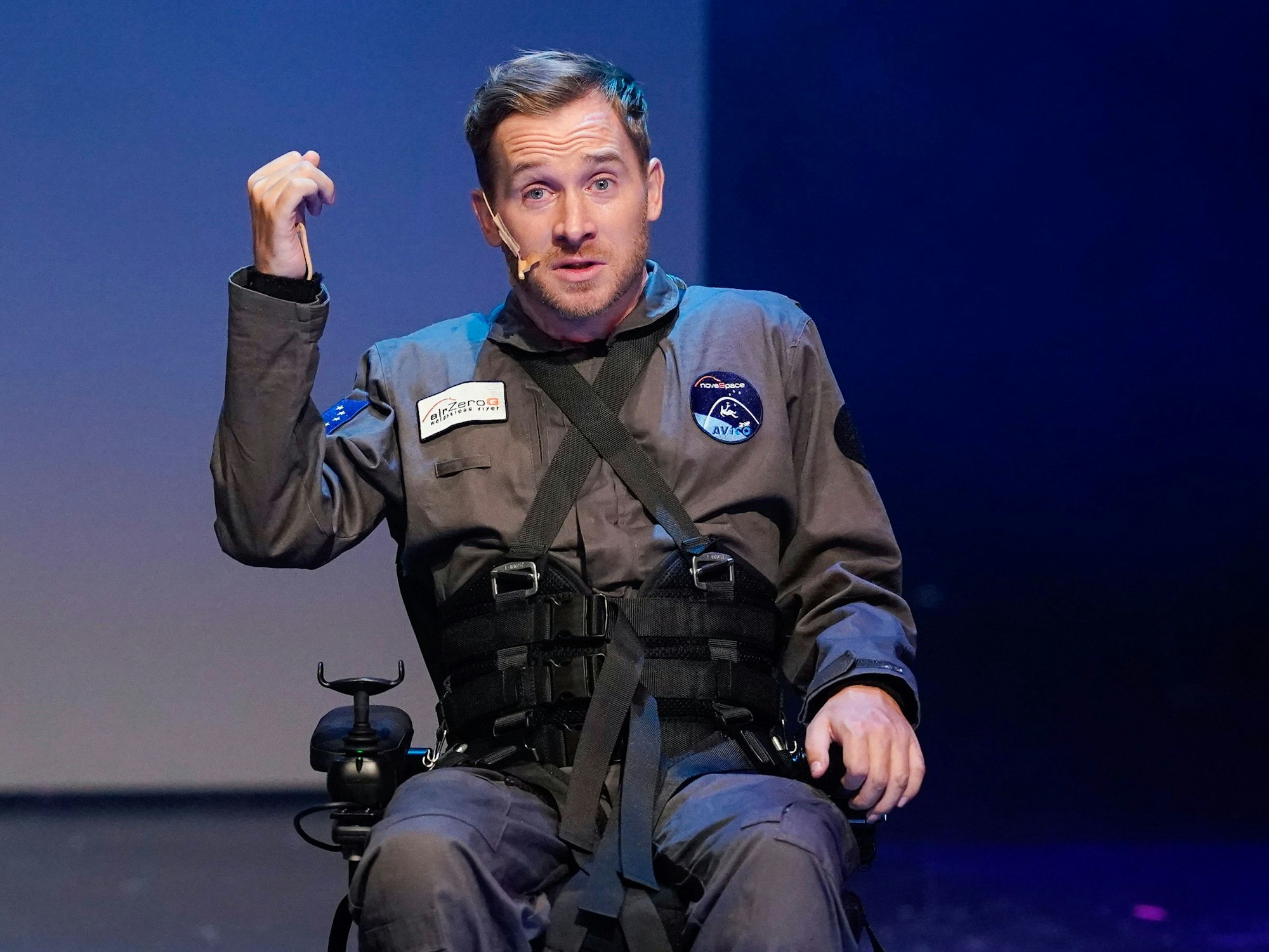 Der Schauspieler Samuel Koch ist bei seiner Show "Schwerelos" auf der Bühne.