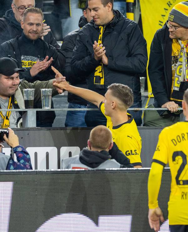 Nico Schlotterbeck schlägt nach dem BVB-Spiel gegen Bremen mit dem todkranken Fan Marcel ab.