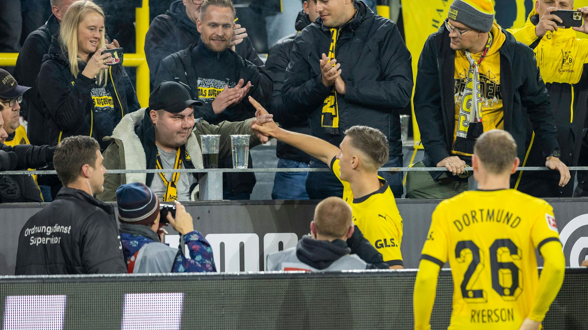 Nico Schlotterbeck schlägt nach dem BVB-Spiel gegen Bremen mit dem todkranken Fan Marcel ab.