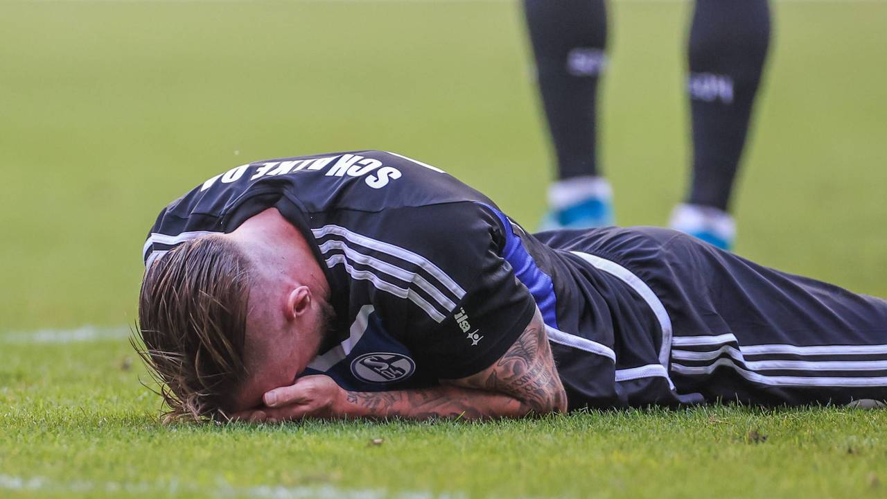 Schalke-Profi Tomas Kalas, hat die Hände vors Gesicht geschlagen.