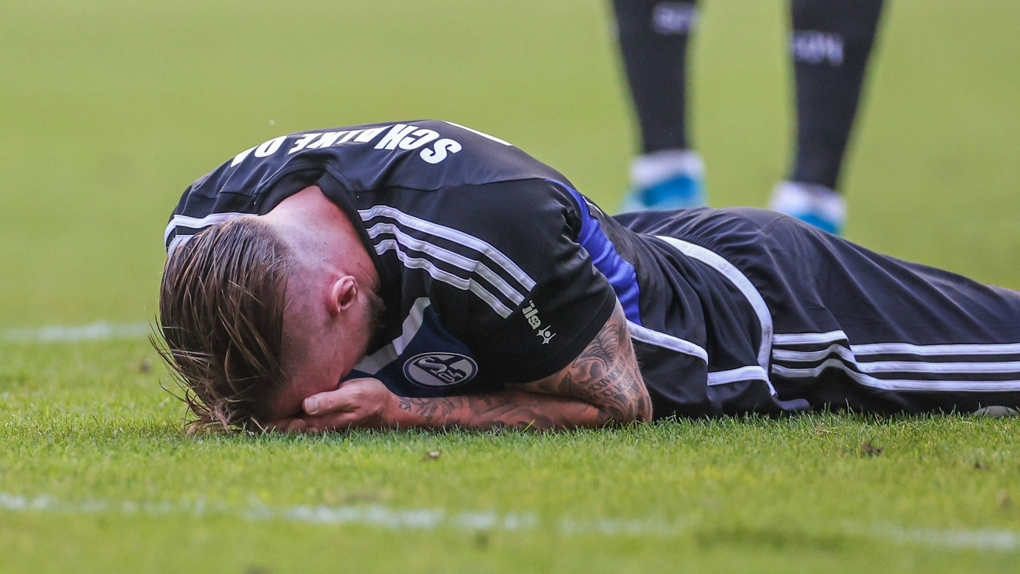 Schalke-Profi Tomas Kalas, hat die Hände vors Gesicht geschlagen.