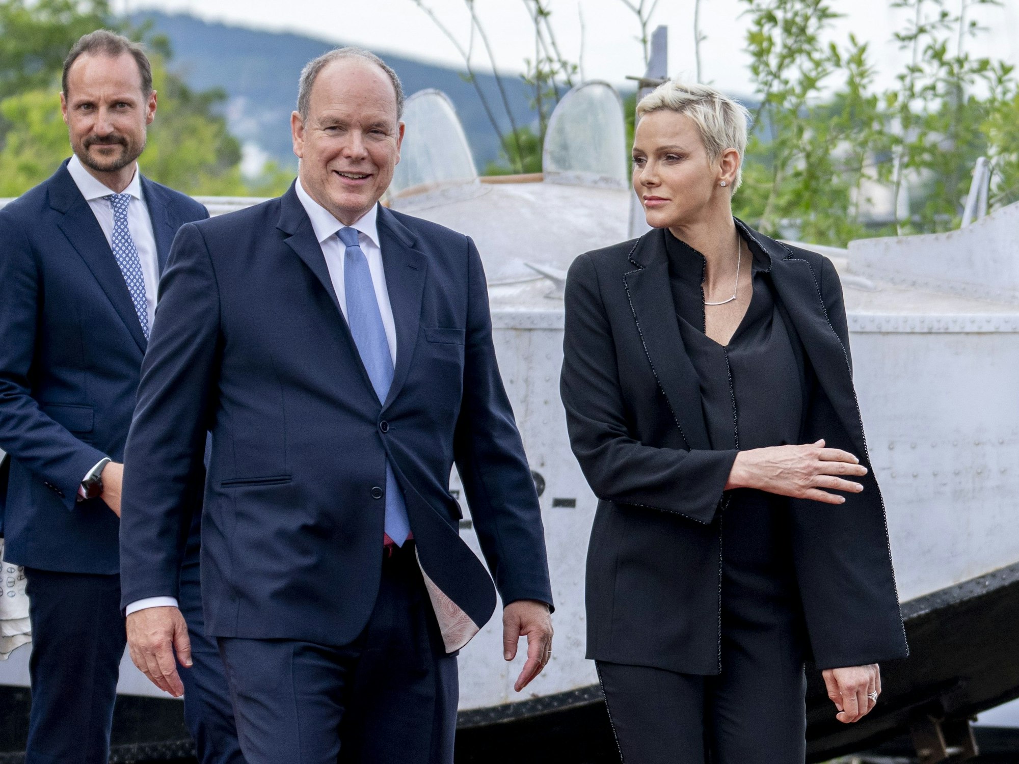 Albert und seine Ehefrau Charlene laufen über den Roten Teppich.