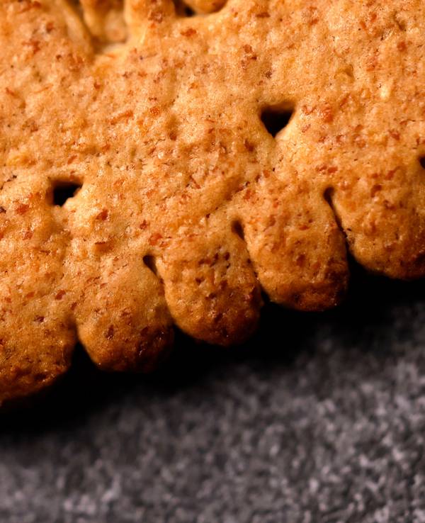 Ein Leibniz-Keks mit der Aufschrift „Leibniz Vollkorn“ liegt auf einem Tisch.