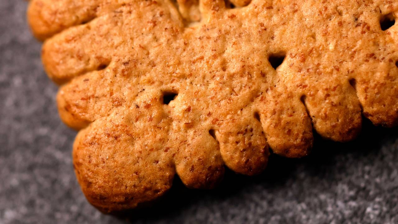 Ein Leibniz-Keks mit der Aufschrift „Leibniz Vollkorn“ liegt auf einem Tisch.