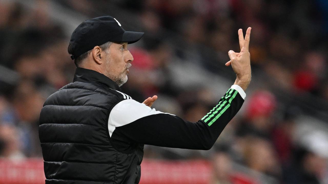 Thomas Tuchel gibt seinen Spielern per Handzeichen taktische Anweisungen.