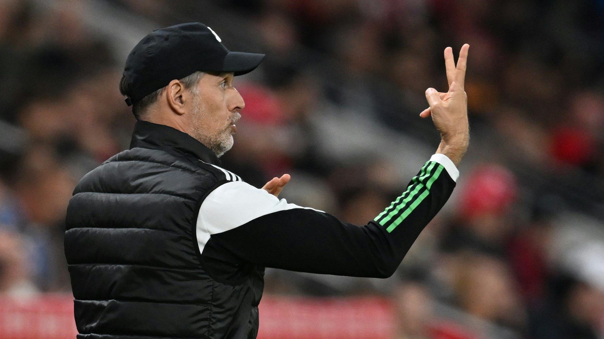 Thomas Tuchel gibt seinen Spielern per Handzeichen taktische Anweisungen.