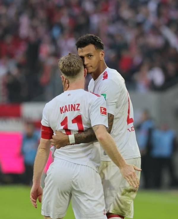 Die FC-Spieler jubeln.
