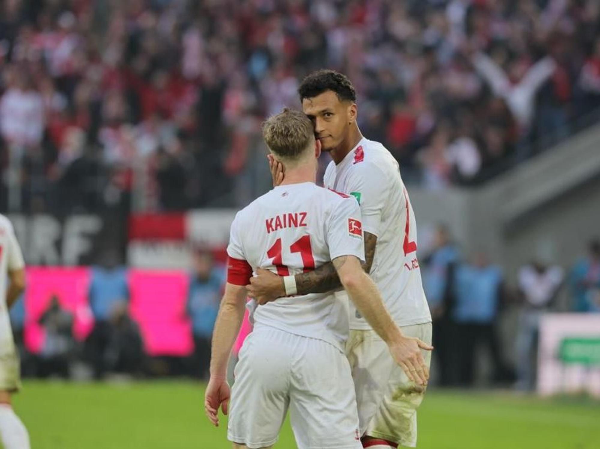 Die FC-Spieler jubeln.