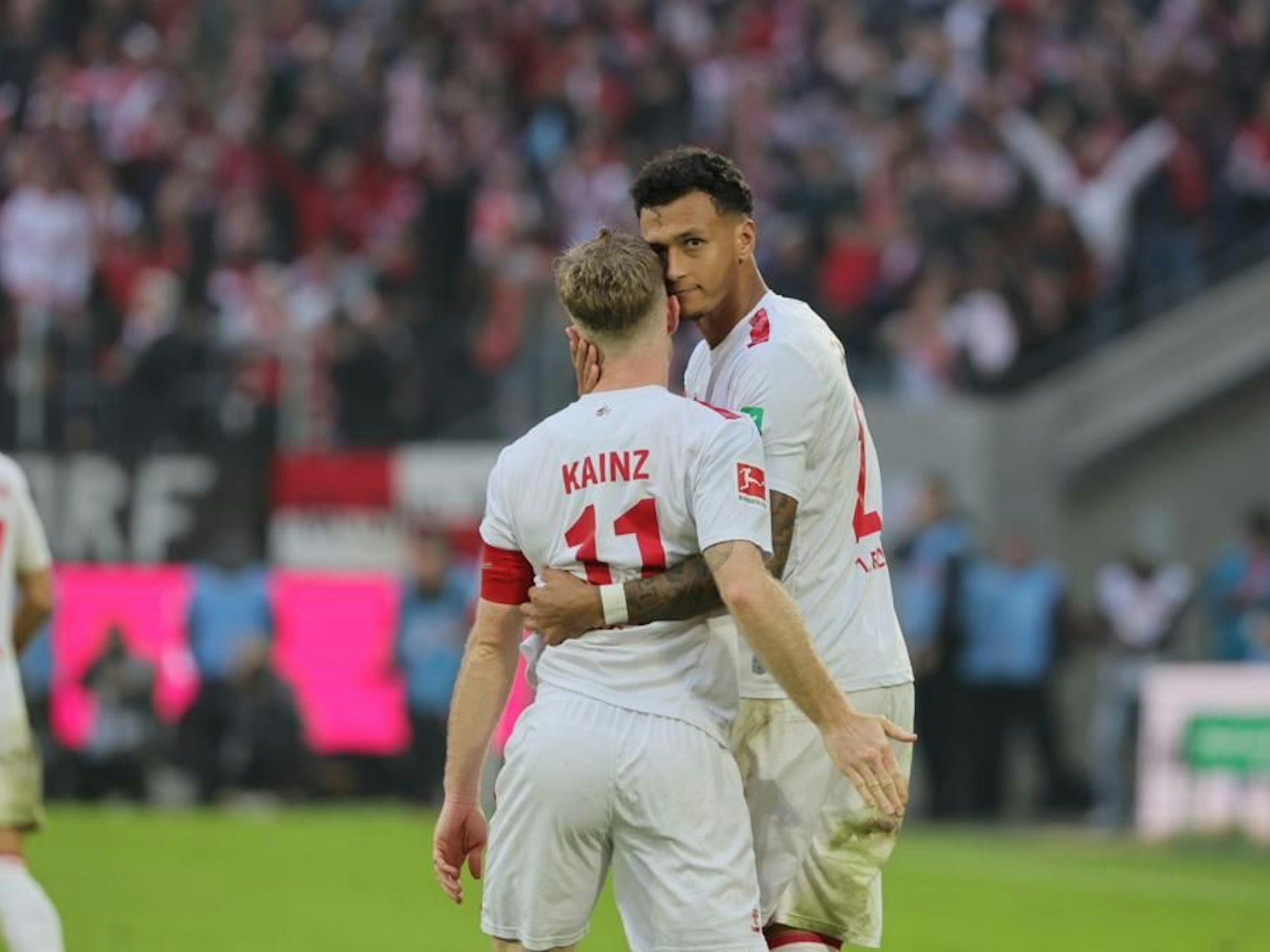 Die FC-Spieler jubeln.