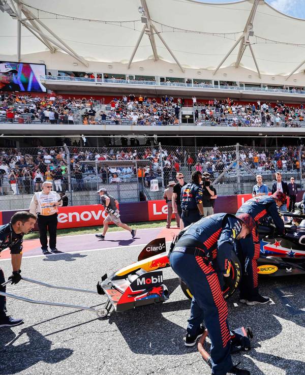 Max Verstappen und sein Wagen beim Boxenstopp.