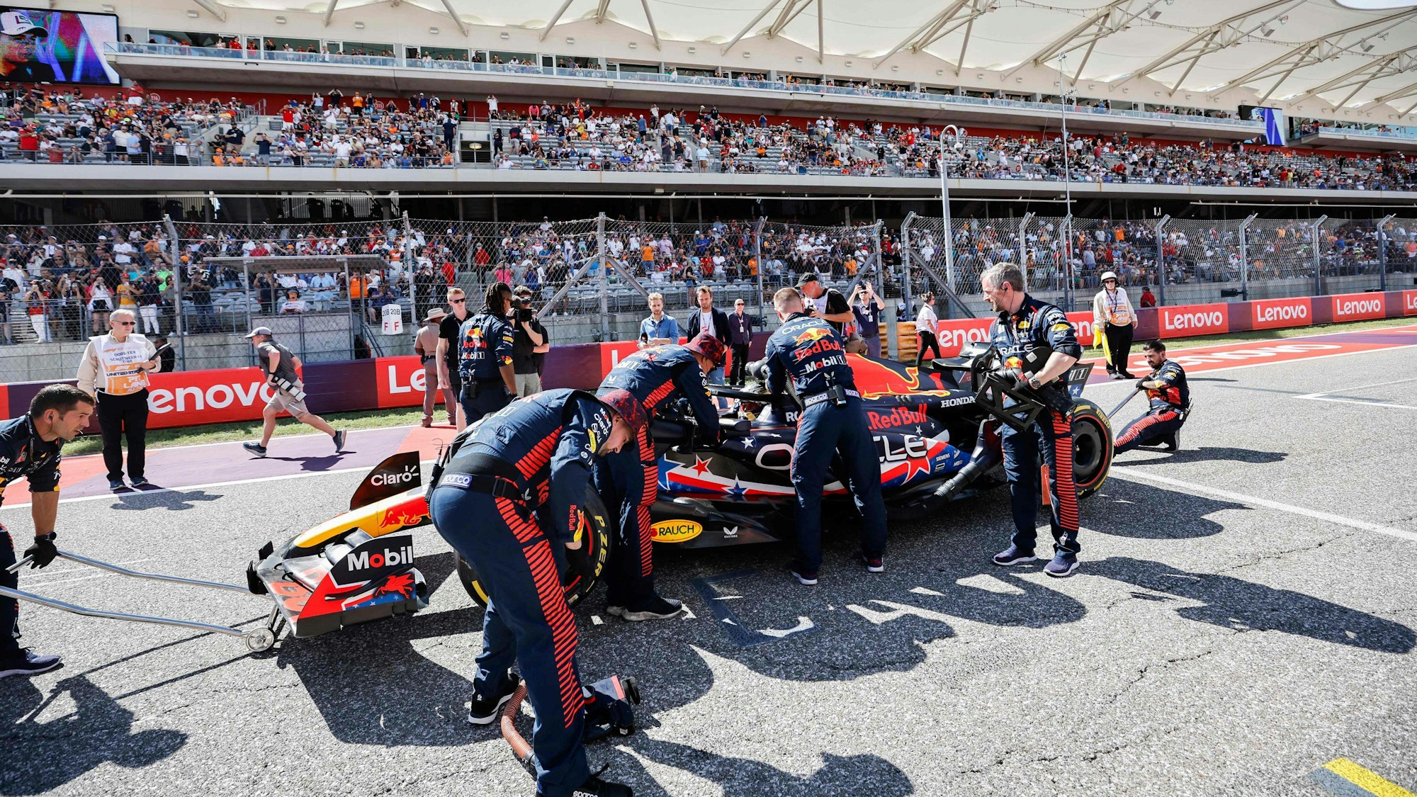 Max Verstappen und sein Wagen beim Boxenstopp.