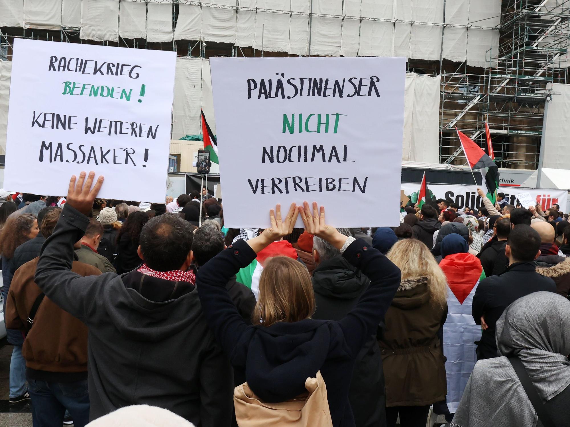 Demonstrierende halten Plakate hoch, unter anderem mit der Aufschrift „Palästinenser nicht nochmal vertreiben“.