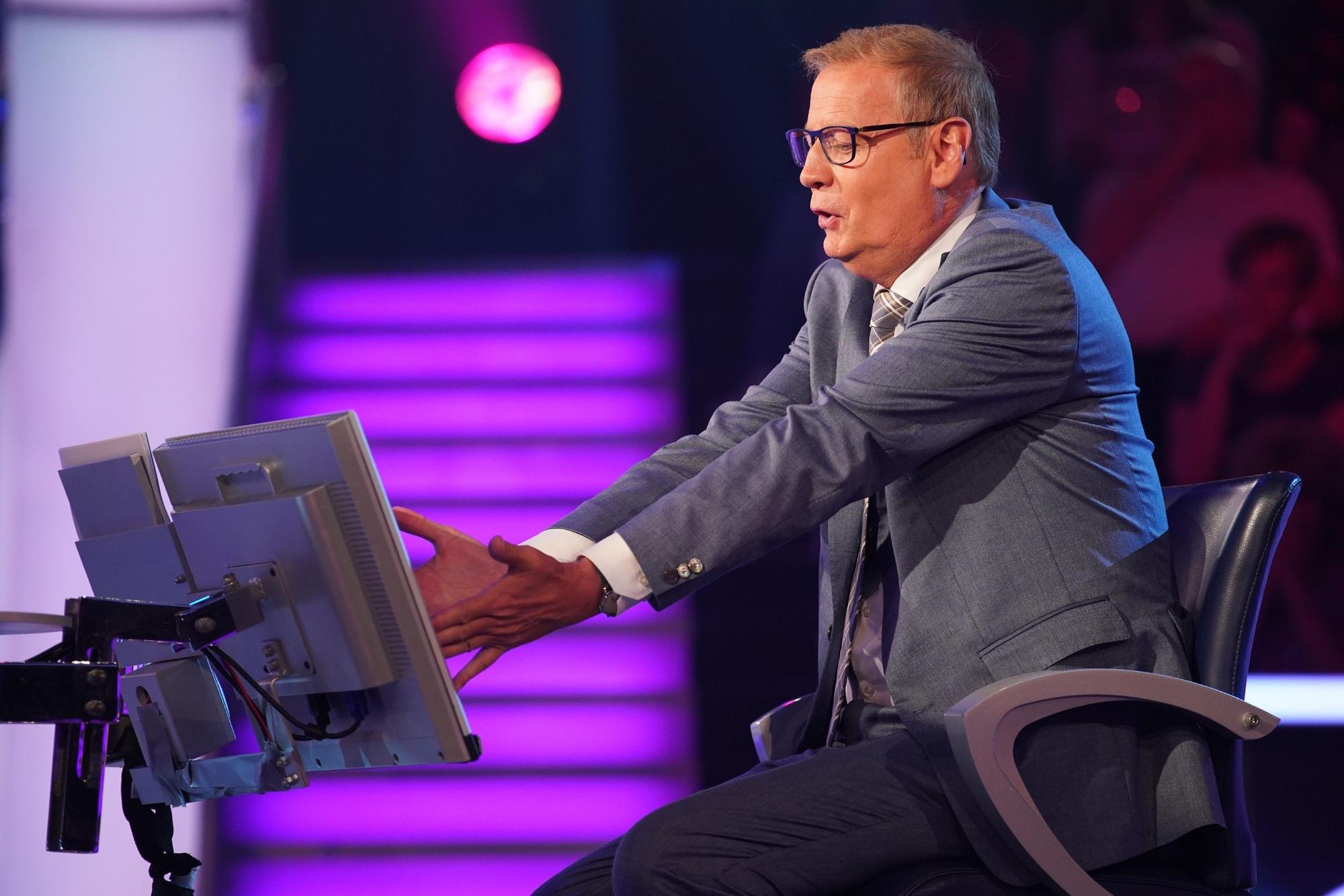 Günther Jauch schaut bei „Wer wird Millionär“ auf seinen Bildschirm.
