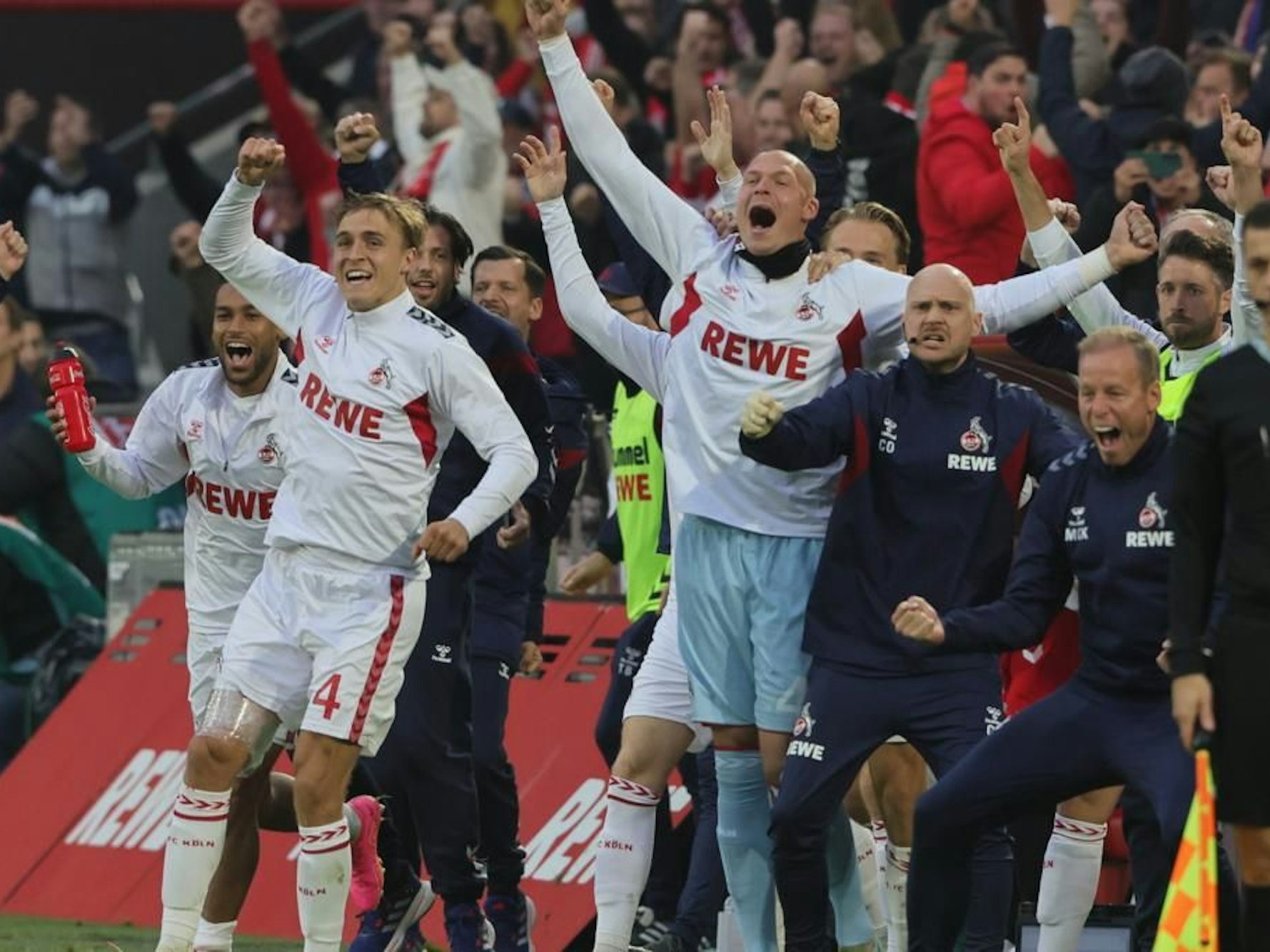 Die FC-Ersatzspieler jubeln nach dem 3:1 über Mönchengladbach.