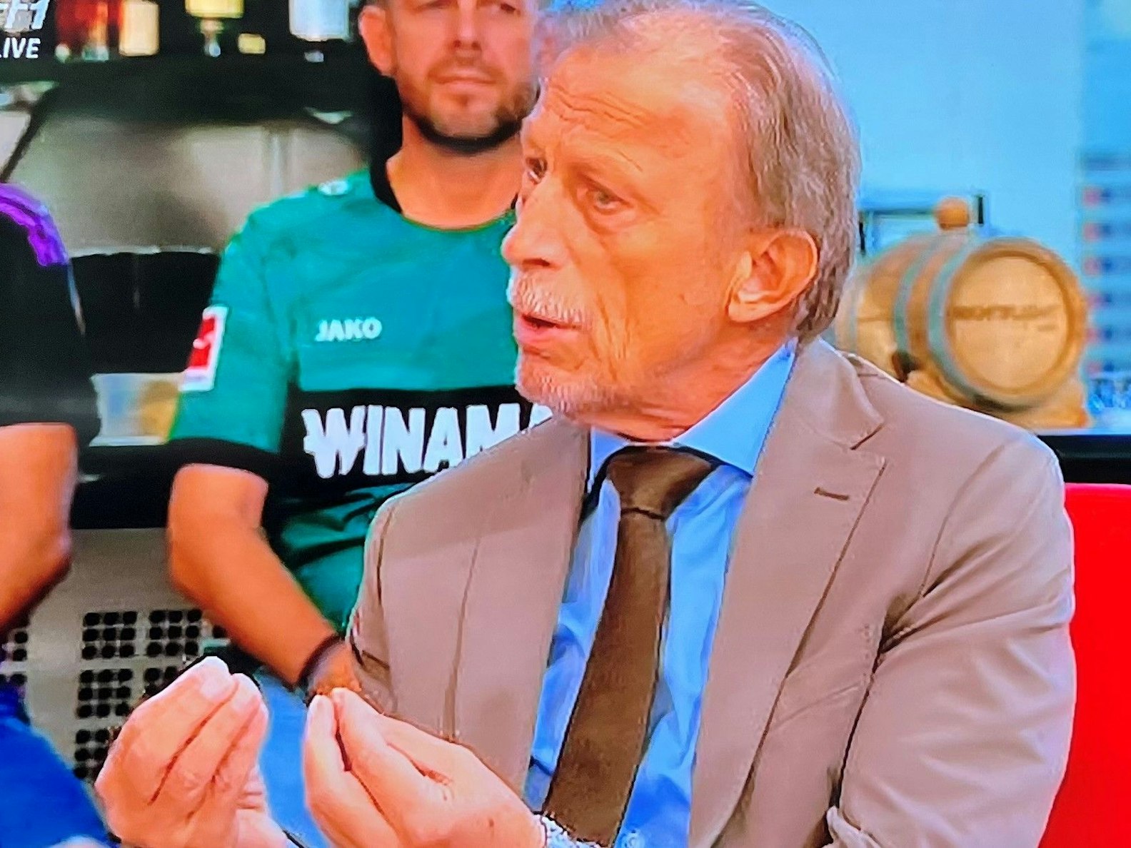 Fußballtrainer Christoph Daum im Doppelpass.