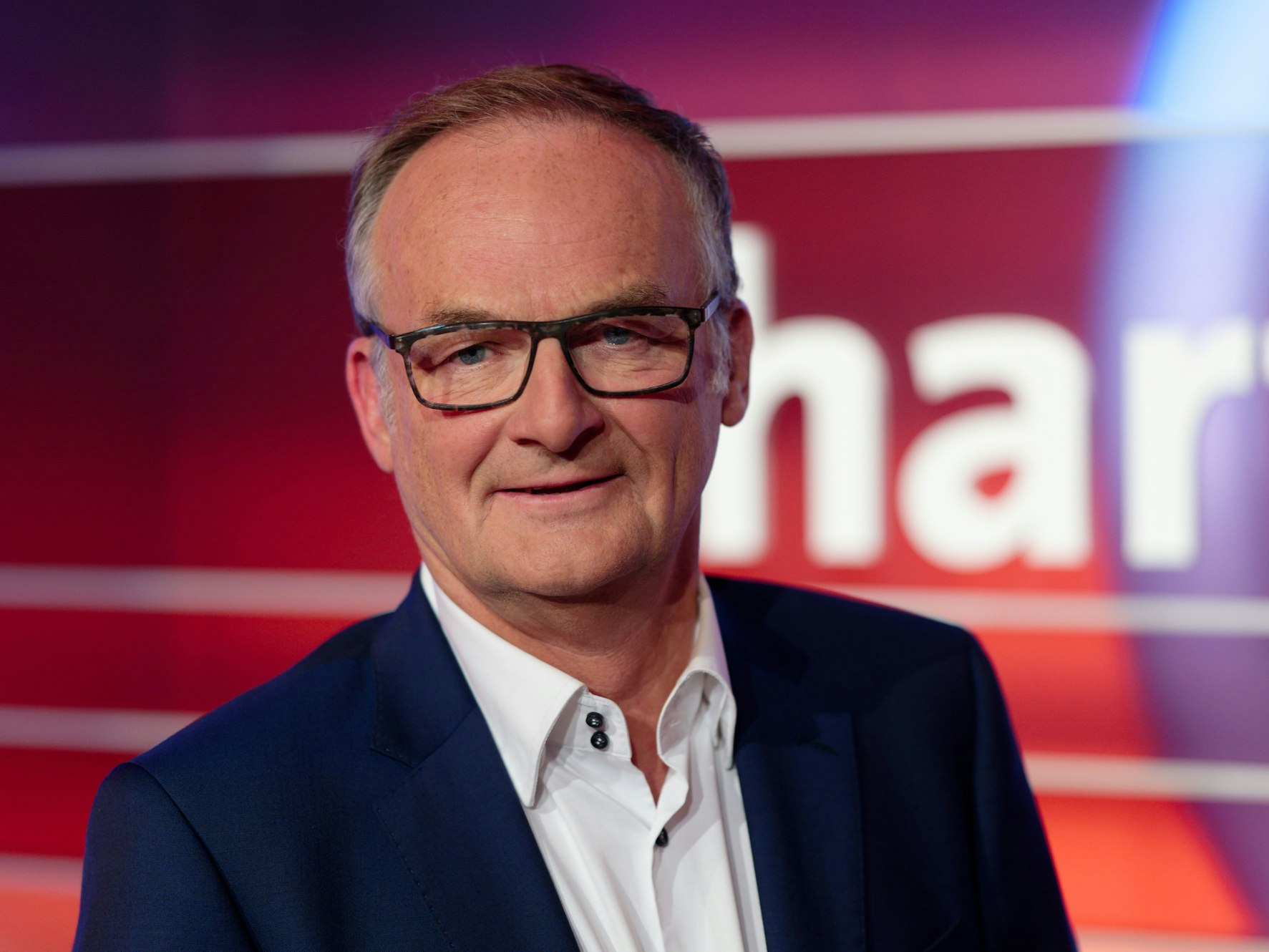 Der Moderator Frank Plaßberg steht nach einer live Produktion der Diskussionssendung „Hart aber fair“ im Studio.