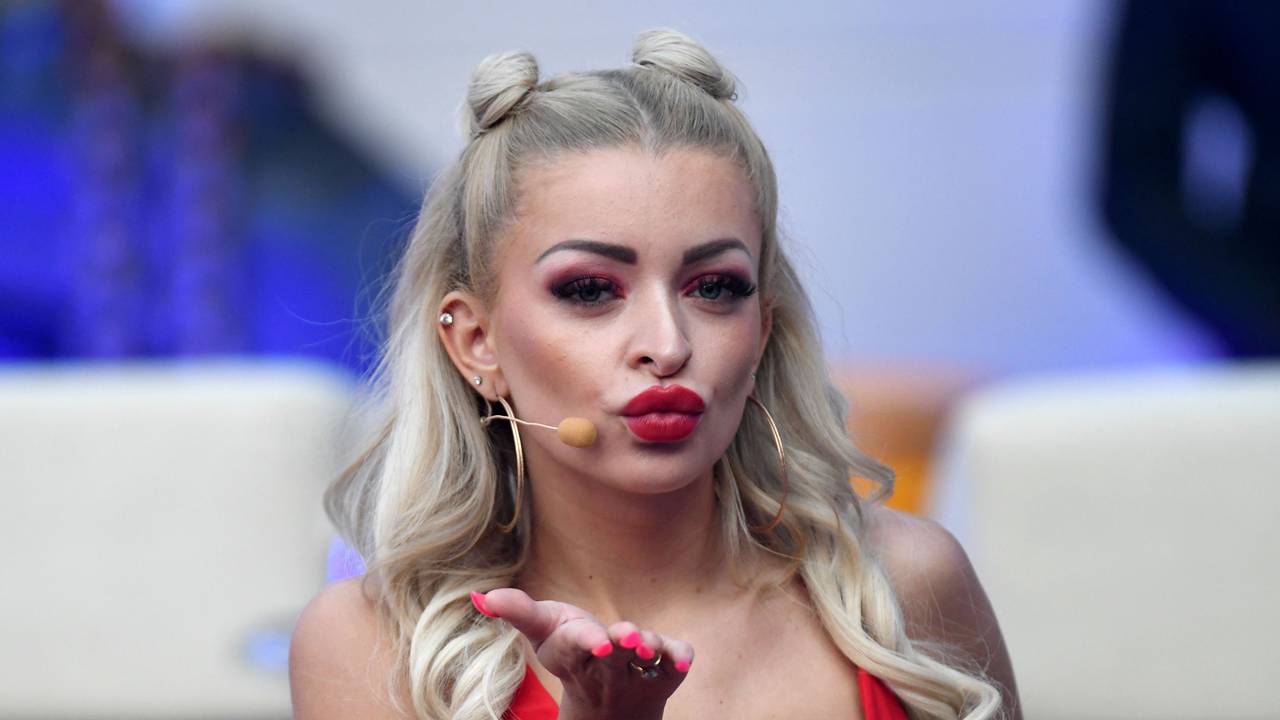 Katja Krasavice wirft einen Kuss in die Kamera.
