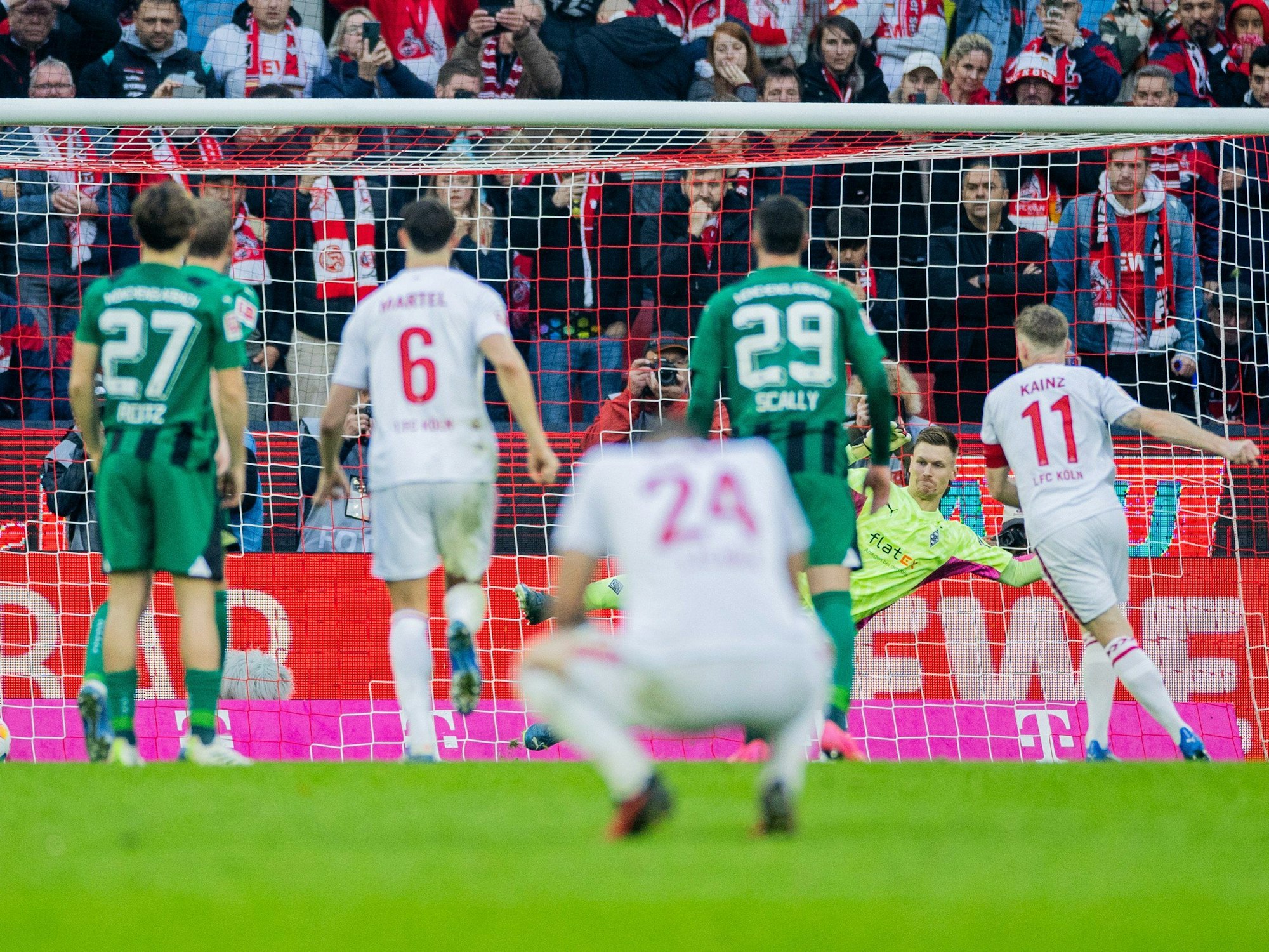 Florian Kainz verwandelt im Derby einen Elfmeter.