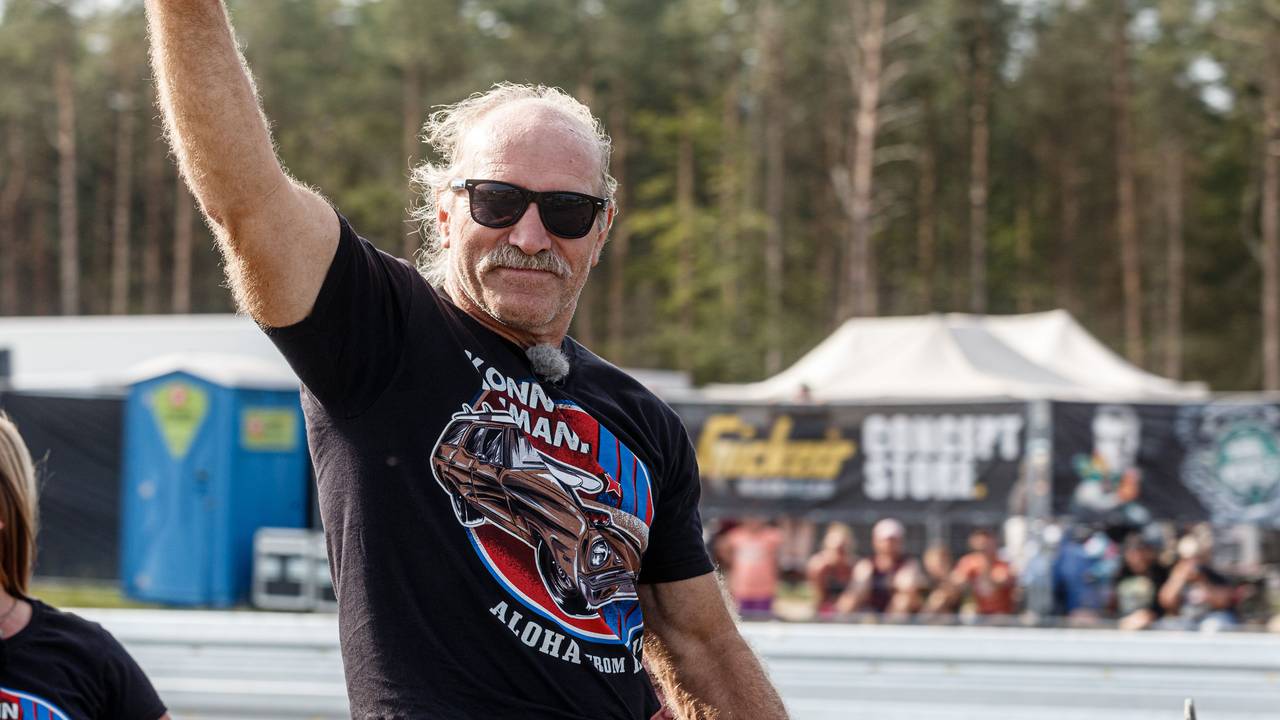 Fernsehauswanderer Konny Reimann fährt vor dem Hauptrennen auf dem "Werner"-Festival eine Ehrenrunde auf der Rennstrecke.