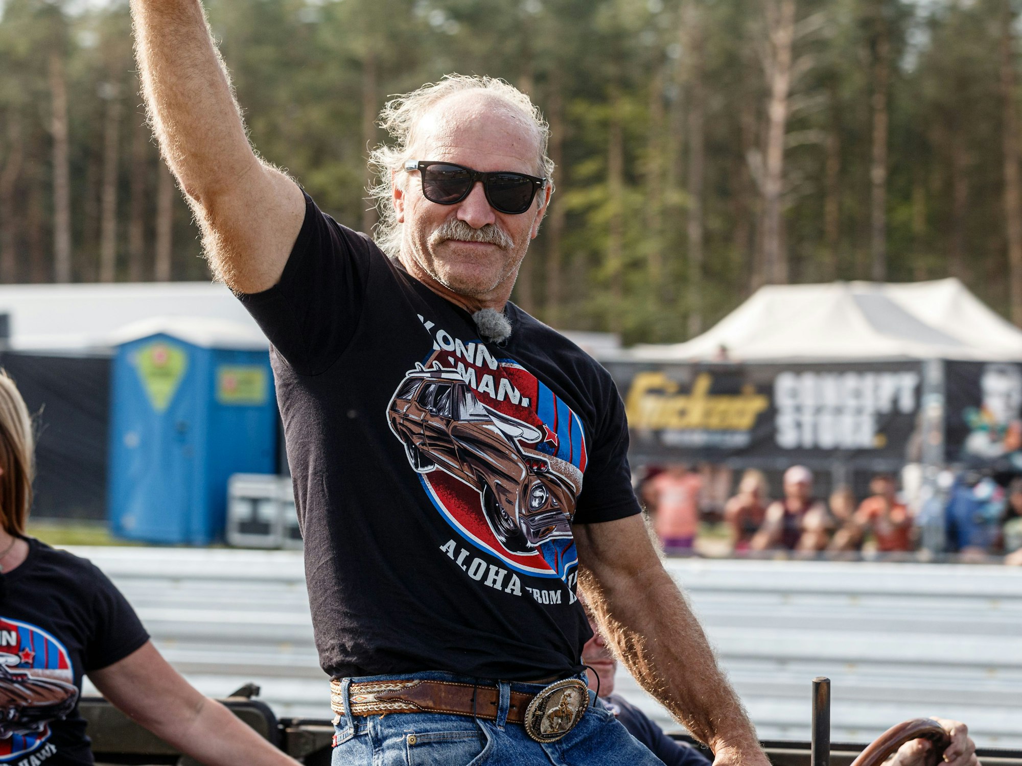 Fernsehauswanderer Konny Reimann fährt vor dem Hauptrennen auf dem "Werner"-Festival eine Ehrenrunde auf der Rennstrecke.