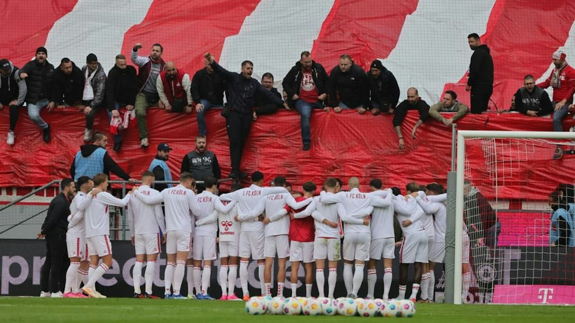 Die Ultras schwören die FC-Spieler auf das Derby ein.