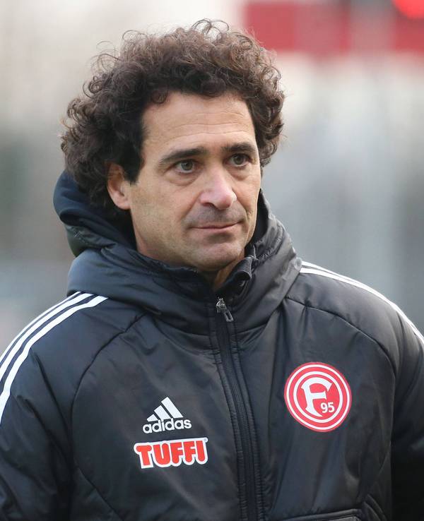 Coach Nicolas Michaty steht beim Regionalliga-Spiel gegen Borussia Mönchengladbach an der Seitenlinie.