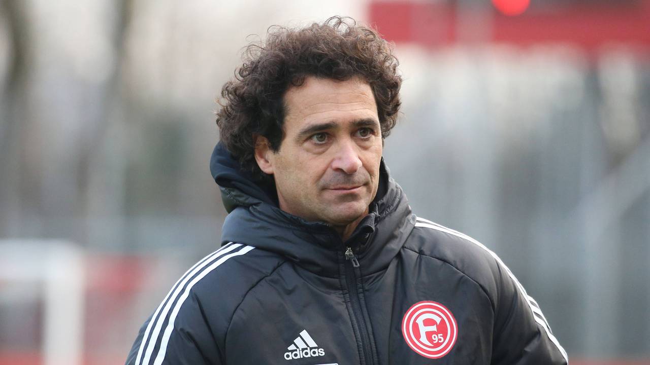 Coach Nicolas Michaty steht beim Regionalliga-Spiel gegen Borussia Mönchengladbach an der Seitenlinie.