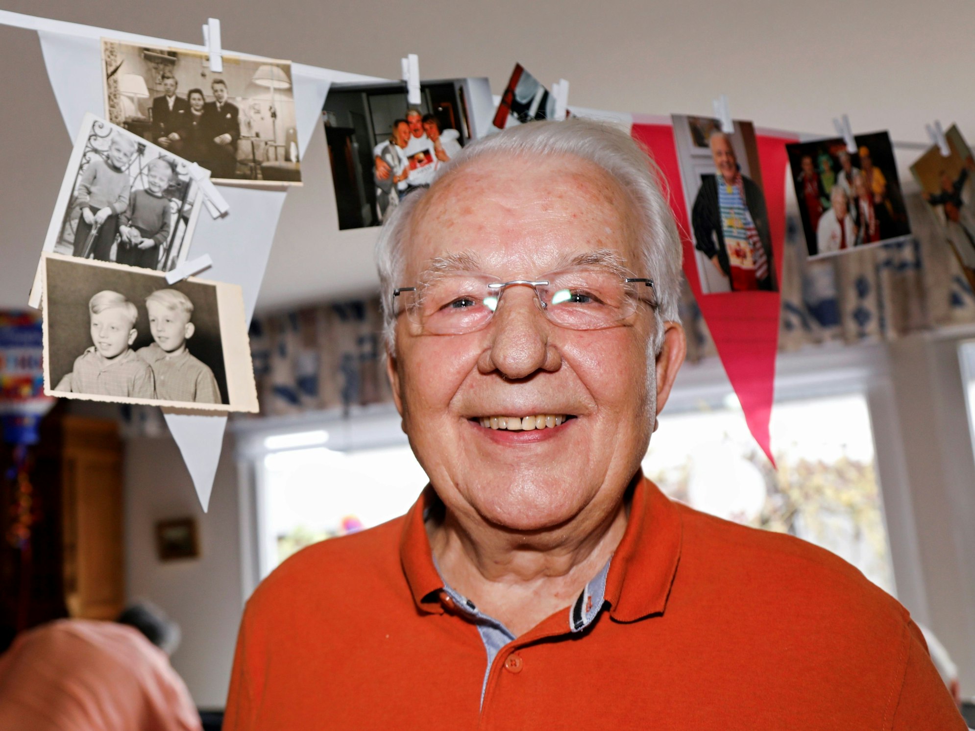 Eberhard Bauer-Hofner vor den Girlanden in seinem Haus.