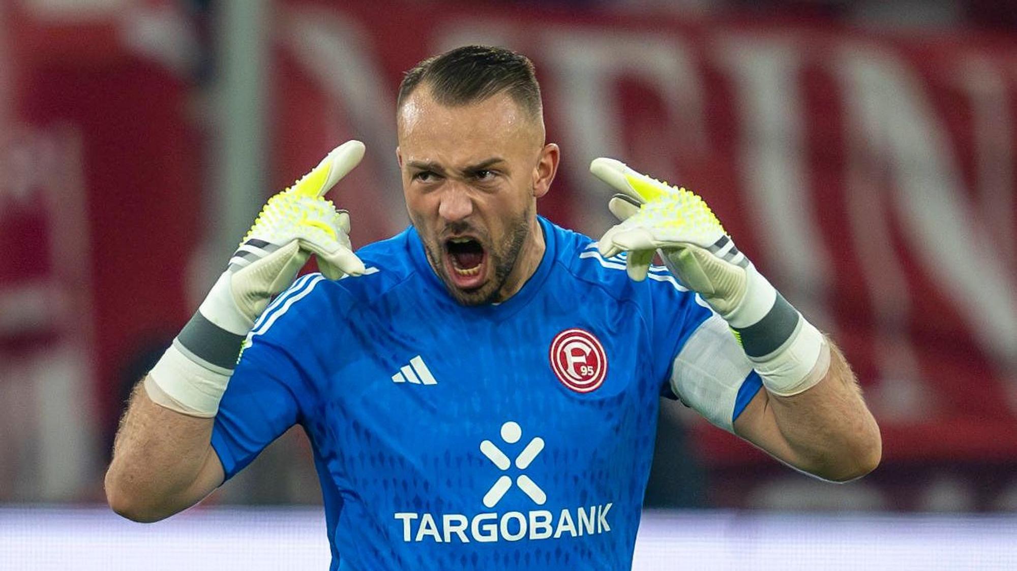 Fortuna Düsseldorfs Torhüter Florian Kastenmeier gestikuliert im Spiel gegen den 1. FC Kaiserslautern.