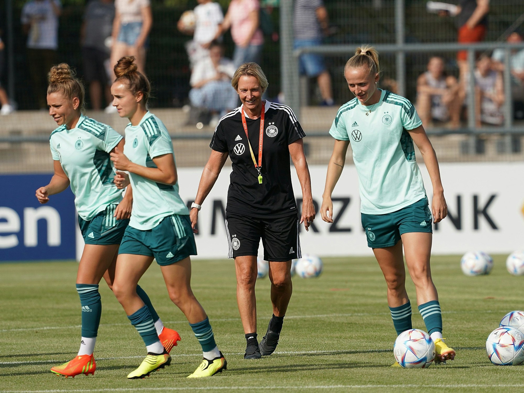 Martina Voss-Tecklenburg lächelt bei einem Training.