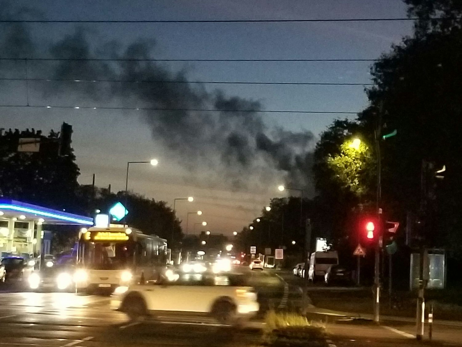 Eine dunkle Wolke steht über dem Hafengebiet in Köln-Niehl.