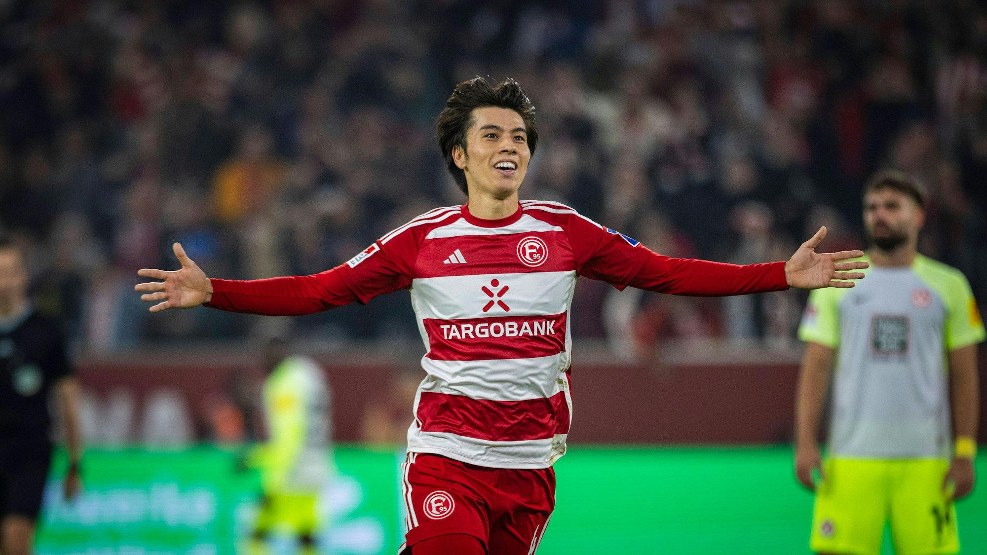 Fortuna Düsseldorfs Ao Tanaka jubelt über sein Tor gegen den 1. FC Kaiserslautern.