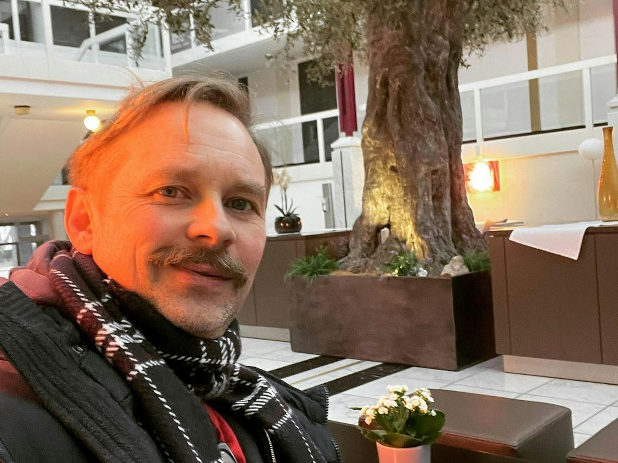 Schauspieler Konstantin Moreth lächelt.