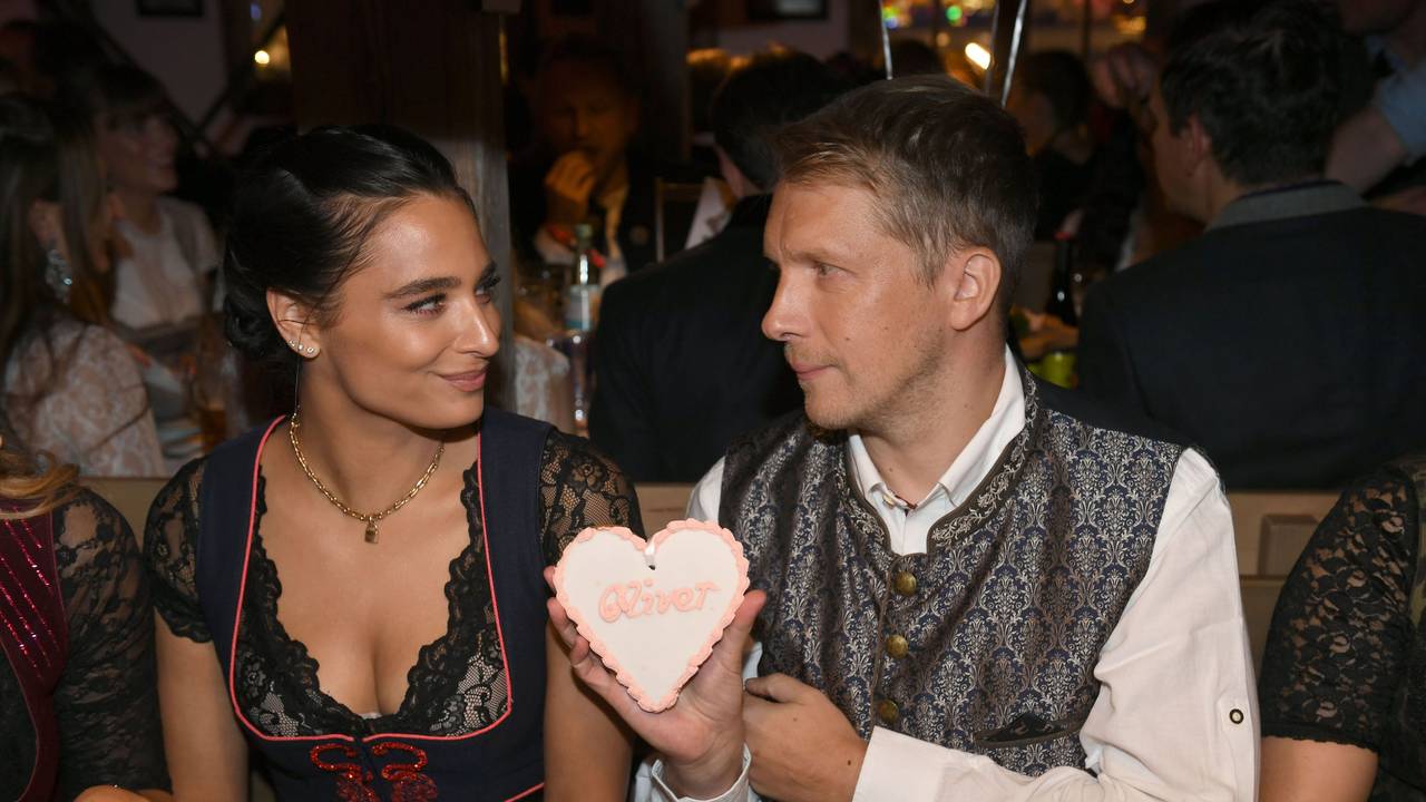 Der Comedian Oliver Pocher und seine Frau Amira feiern beim Almauftrieb im Käfer-Zelt auf dem Oktoberfest.