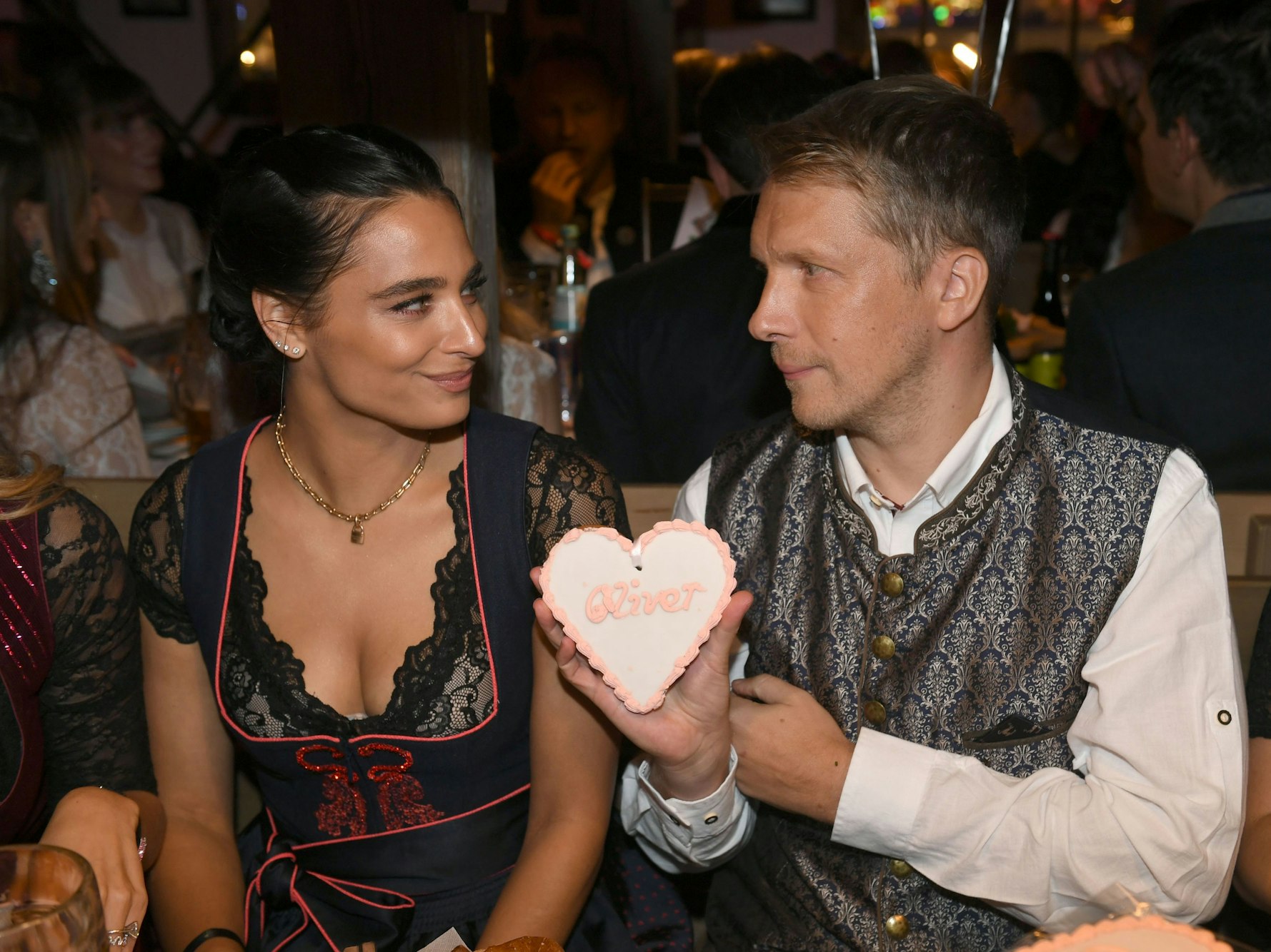 Der Comedian Oliver Pocher und seine Frau Amira feiern beim Almauftrieb im Käfer-Zelt auf dem Oktoberfest.