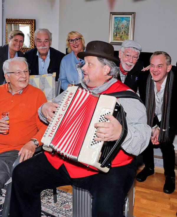 Geburtstagsfeier bei Eberhard Bauer-Hofner im Wohnzimmer.