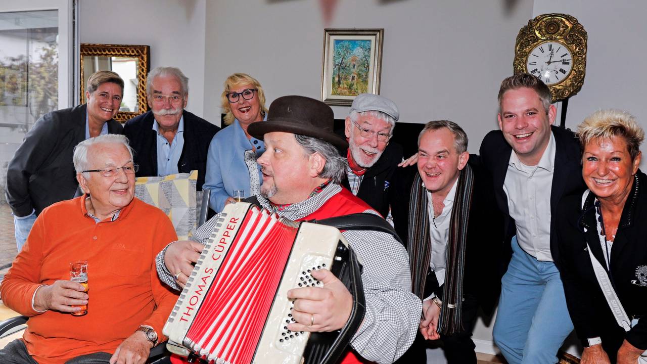 Geburtstagsfeier bei Eberhard Bauer-Hofner im Wohnzimmer.