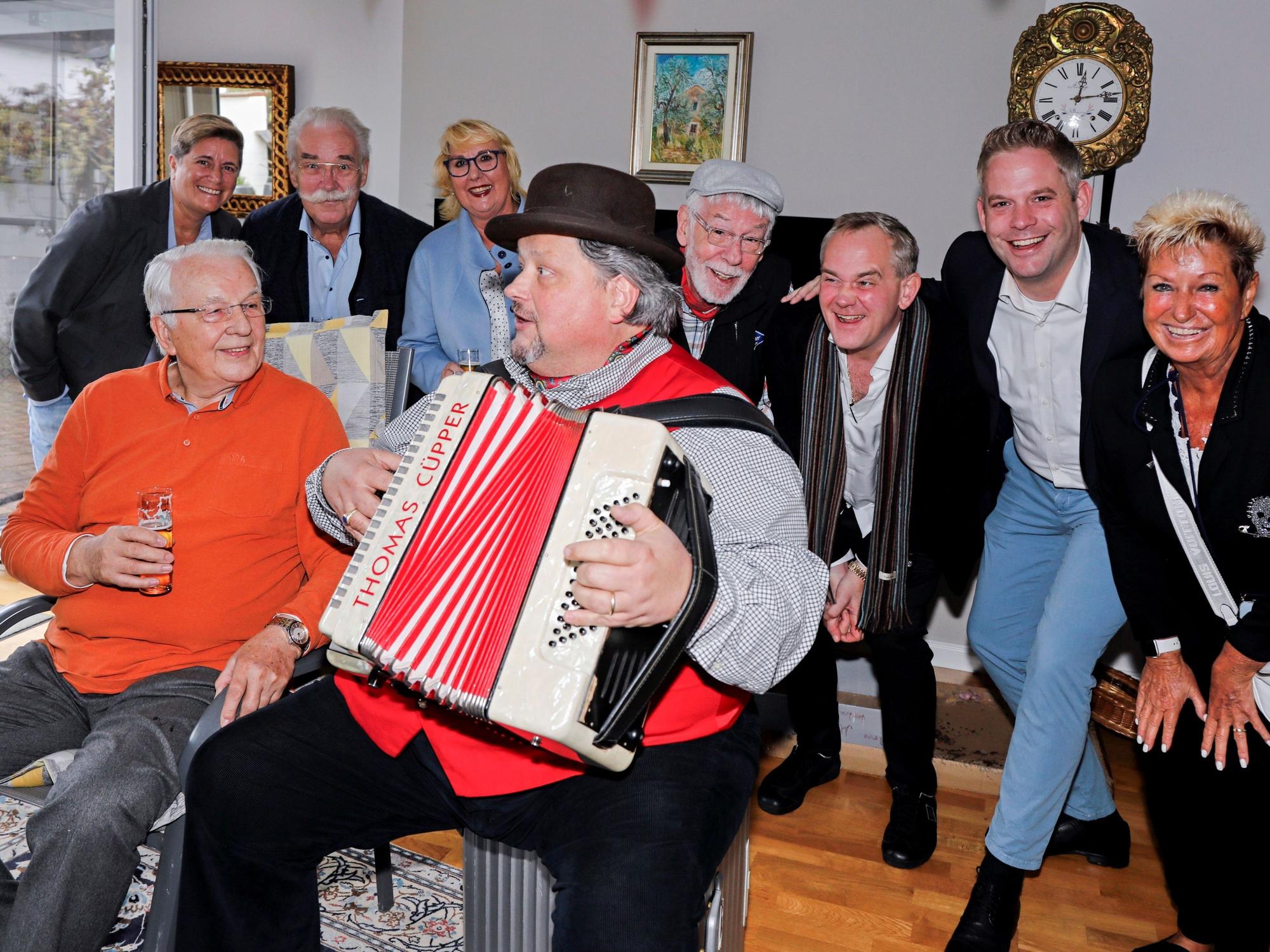 Geburtstagsfeier bei Eberhard Bauer-Hofner im Wohnzimmer.
