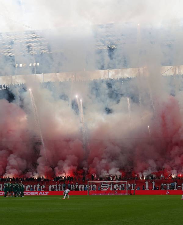 FC-Fans brennen Feuerwerk gegen Borussia Mönchengladbach ab.