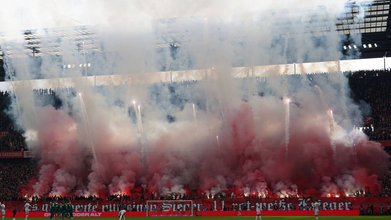 FC-Fans brennen Feuerwerk gegen Borussia Mönchengladbach ab.