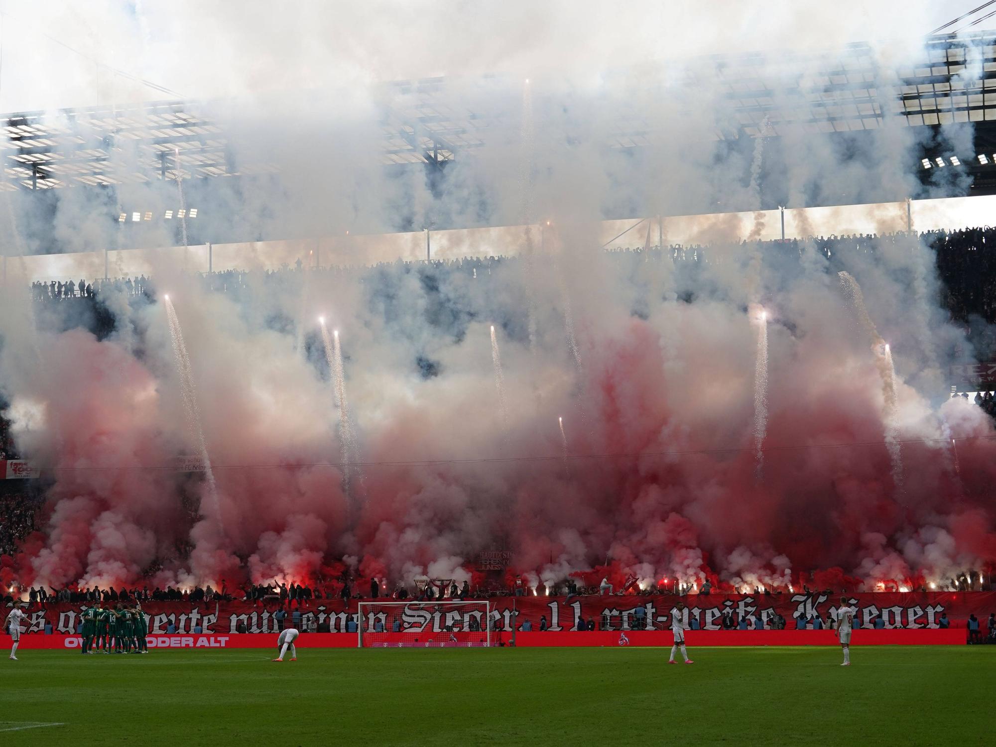 FC-Fans brennen Feuerwerk gegen Borussia Mönchengladbach ab.