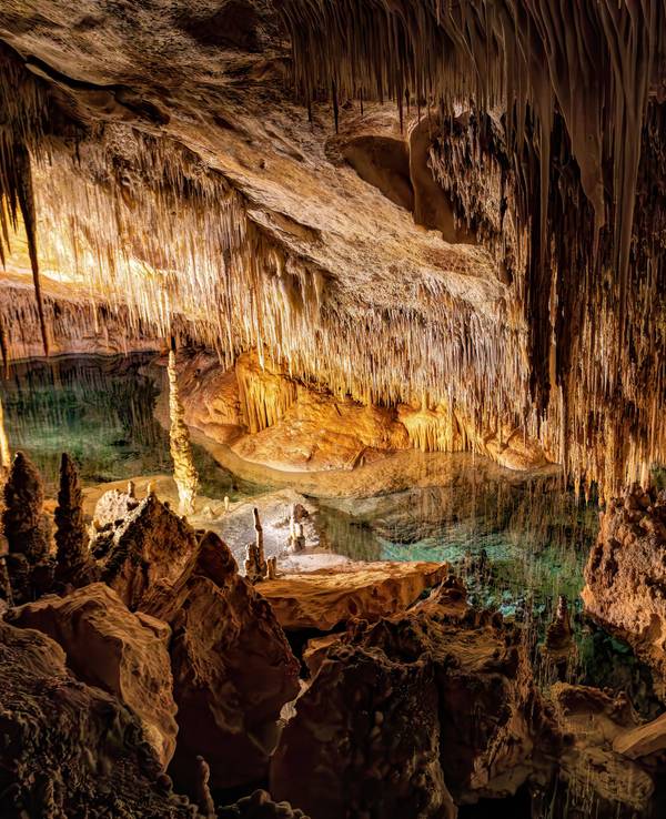 Innenansicht der Tropfsteinhöhle „Cuevas del Drach“ auf Mallorca im Mai 2023.