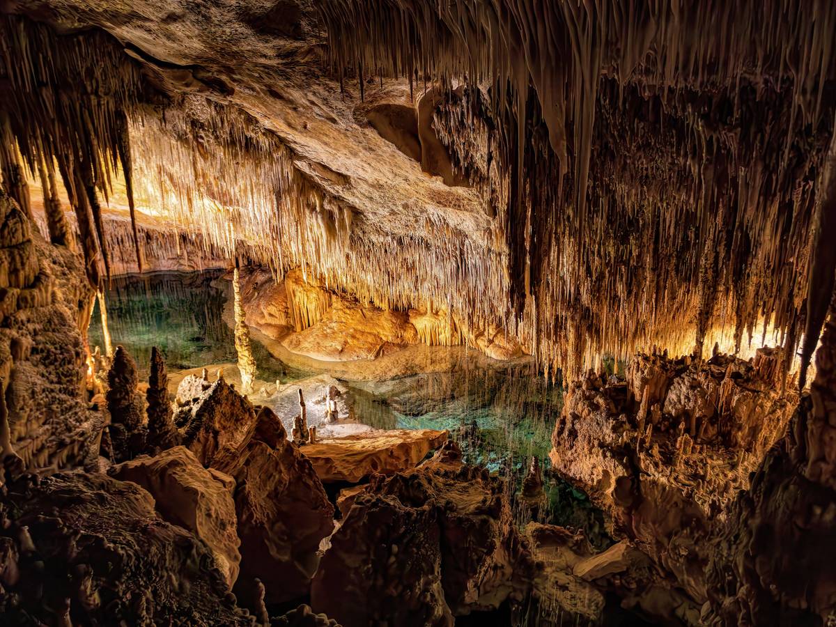 Innenansicht der Tropfsteinhöhle „Cuevas del Drach“ auf Mallorca im Mai 2023.