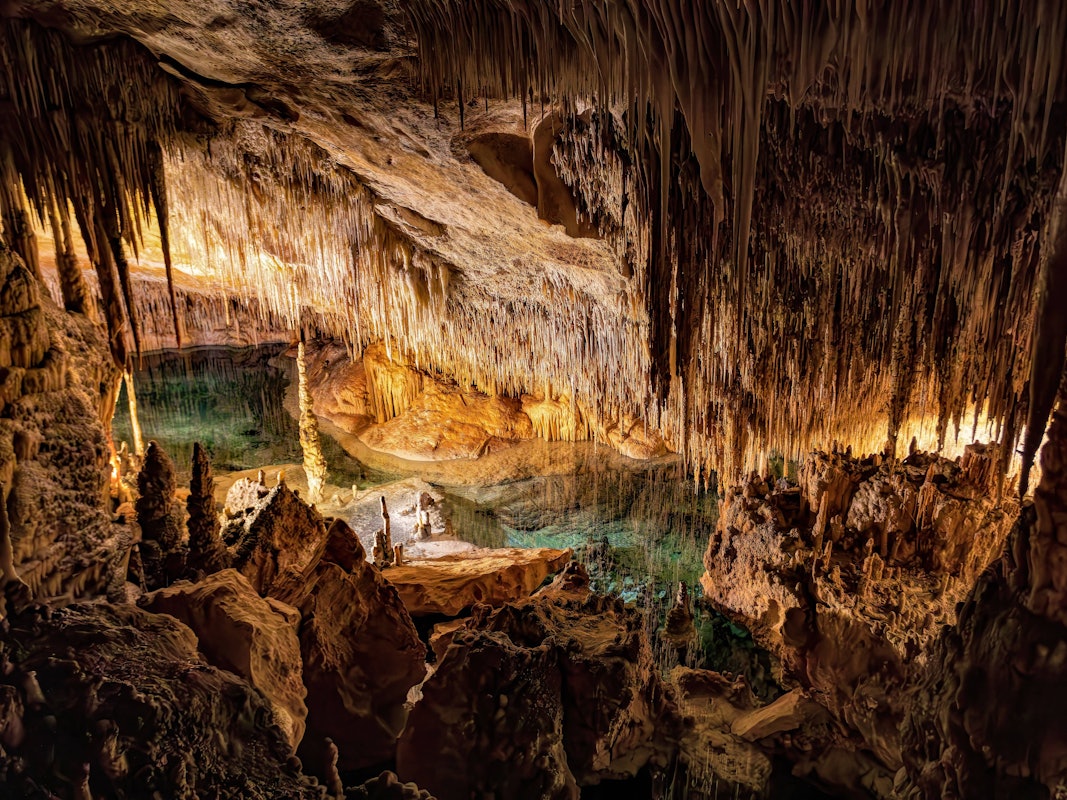 Innenansicht der Tropfsteinhöhle „Cuevas del Drach“ auf Mallorca im Mai 2023.