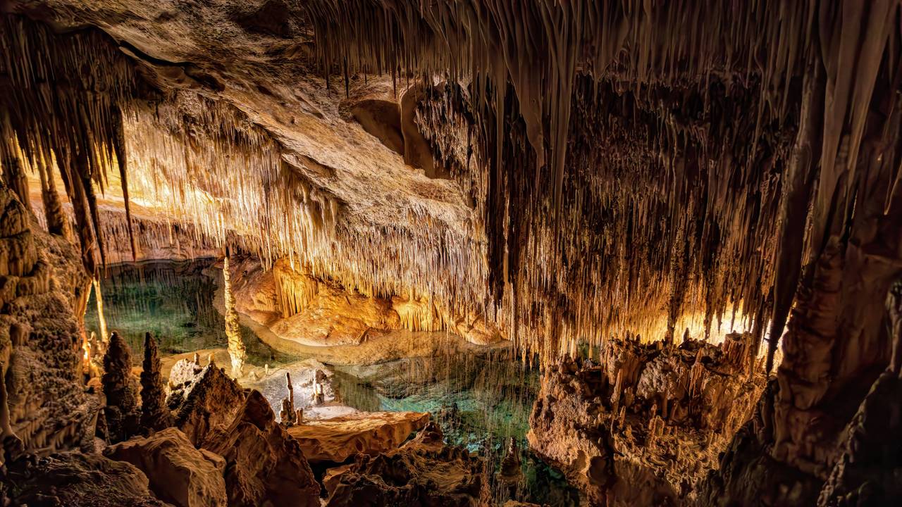 Innenansicht der Tropfsteinhöhle „Cuevas del Drach“ auf Mallorca im Mai 2023.