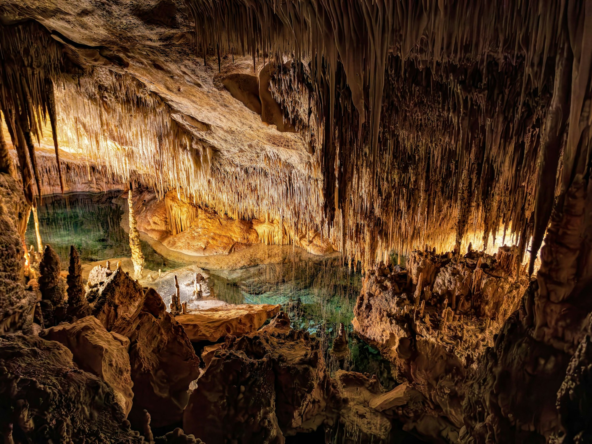 Innenansicht der Tropfsteinhöhle „Cuevas del Drach“ auf Mallorca im Mai 2023.