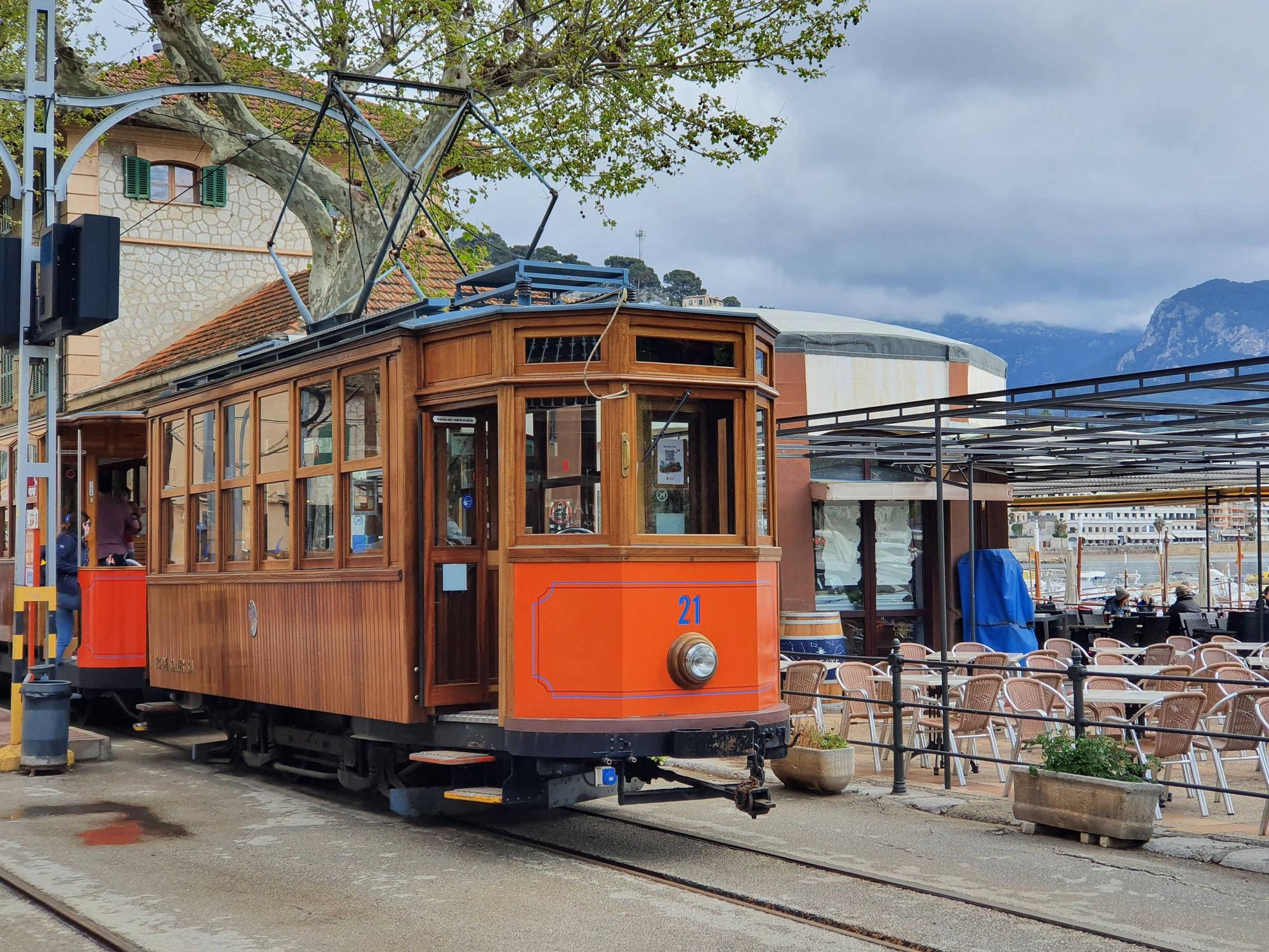 Die historische Bahn „Roter Blitz“ zwischen Soller und Port de Soller auf Mallorca, hier im April 2022.