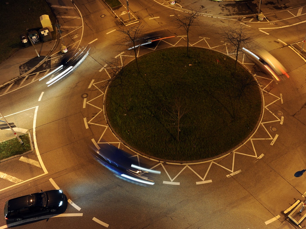 Die Langzeitbelichtung vom Freitag (23.12.2011) zeigt einen Kreisverkehr in Freiburg.
